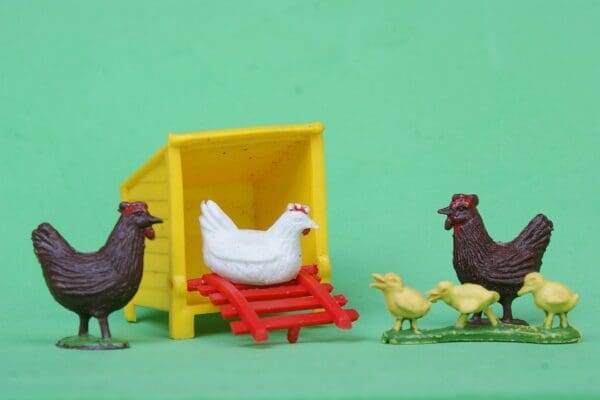 LAST ONE! Taylor & Sons Hen Coop, Broody Hen, BROWN Hens & Chick