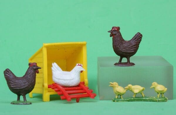 LAST ONE! Taylor & Sons Hen Coop, Broody Hen, BROWN Hens & Chick - Image 3