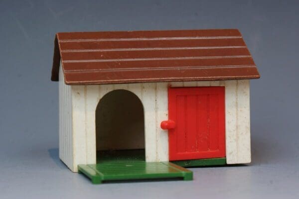 SOLD Britains Dog Kennel Livestock Building - BROWN Roof