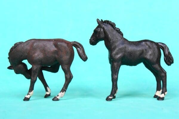 Herald Farm Colts Scratching and Standing - BLACK Plastic - Image 3