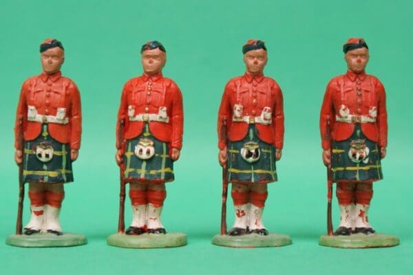 SOLD Herald Highlanders at Attention - Loose Set of 4