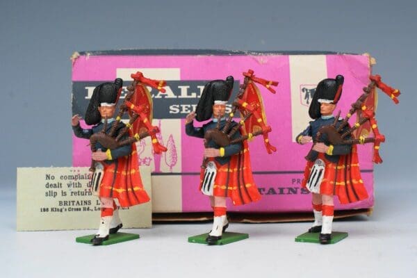 Britains "Eyes Right" Scots Guards Highland Pipers - Mint!