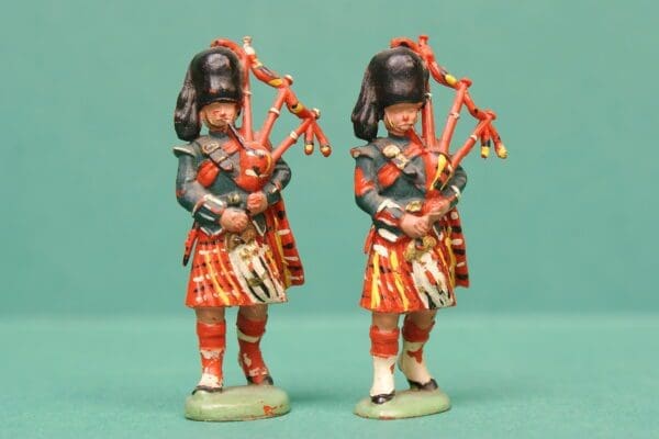 Herald Military Figures - Black Watch Pipers Marching