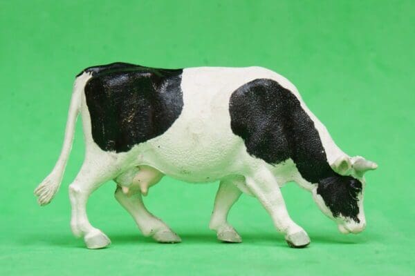 SOLD Britains PVC Plastic Cow Feeding - Superb!