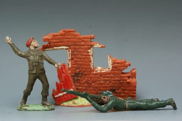 SOLD Hilco 60mm Khaki Infantry & Ruined Building