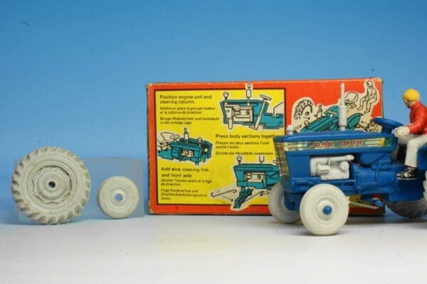 SOLD Mini-set Ford '5000' Farm Tractor, Assembled, boxed - Image 5