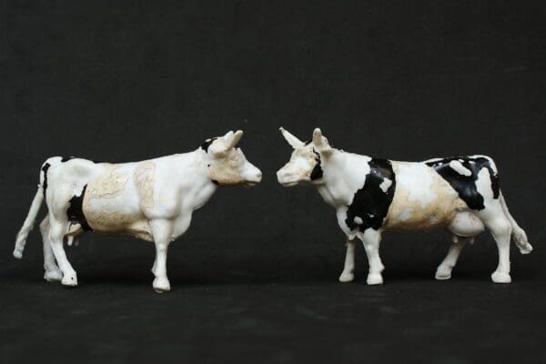 NEW! Cherilea 60mm Scarce Early Friesian Cows & Farmers - Image 4
