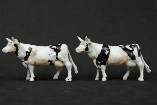 NEW! Cherilea 60mm Scarce Early Friesian Cows & Farmers - Image 3