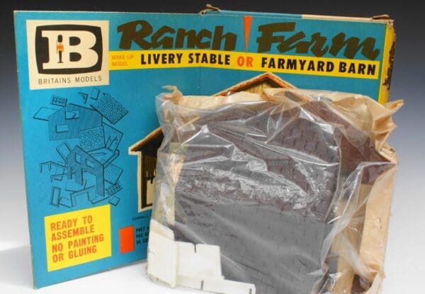 SOLD Livery Stable/Farmyard Barn Make-up Model Boxed - Image 2