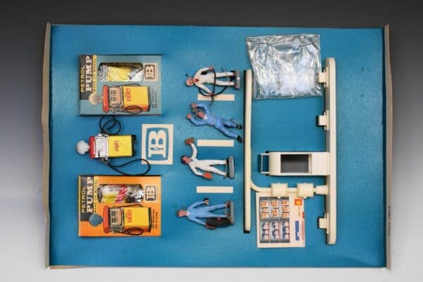 SOLD Britains Garage Forecourt Shell Presentation Set - Image 2