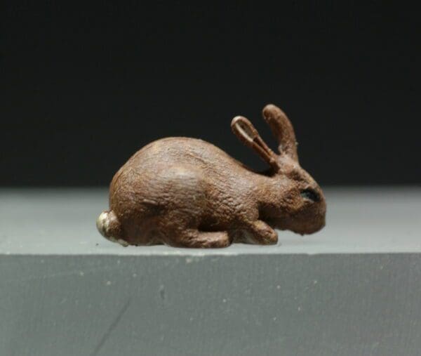 Herald Feeding Rabbit (Brown) Loose