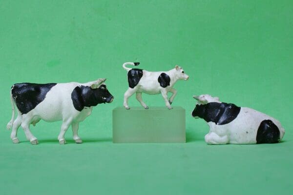 NEW! Britains PVC Plastic Cows & Calf - Friesian Breed - Image 3