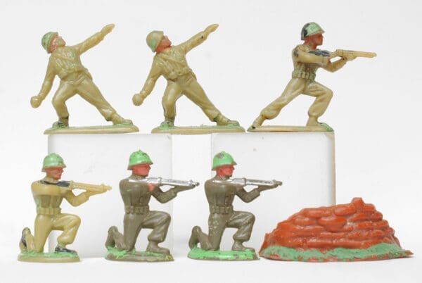 Hilco War Game Infantry - LIGHT Khaki (PALE GREEN Helmets)