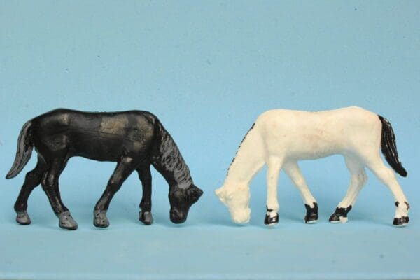 **SALE** Speedwell Farmyard Feeding Horses BLACK & WHITE Plastic - Image 3