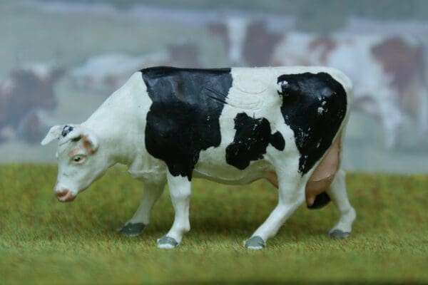 SOLD Herald Cow Feeding - Early SMOOTH Plastic