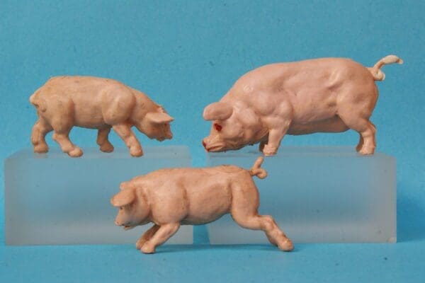 SALE! Cherilea 60mm Farm Large White Pig & Piglets - Image 3