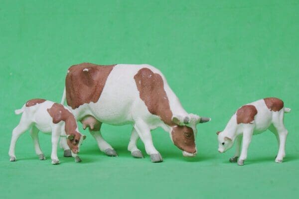 SOLD Britains Cow & 2 Calves Feeding - CARAMEL Markings