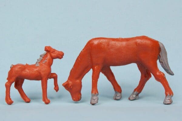 NEW! Speedwell Farm Colt and Feeding Horse- CHESTNUT Plastic! - Image 3