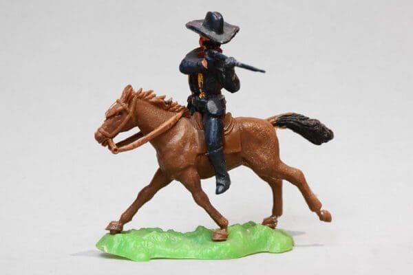 Crescent ACW Mounted Union Trooper Firing Rifle