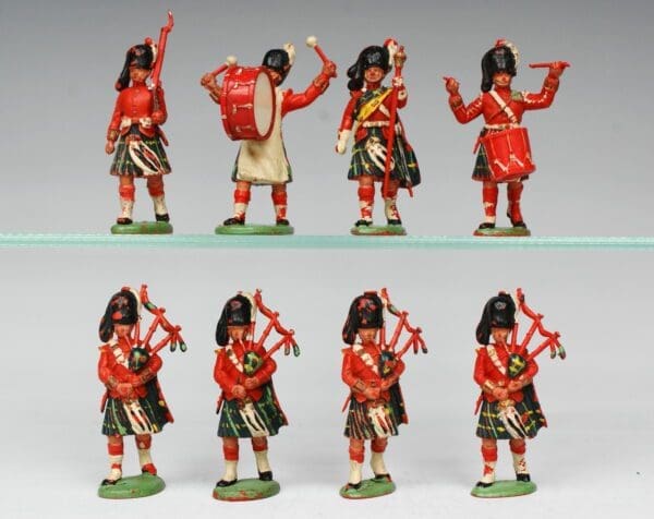 SOLD Herald Gordon Highlanders - Group of 8 Figures