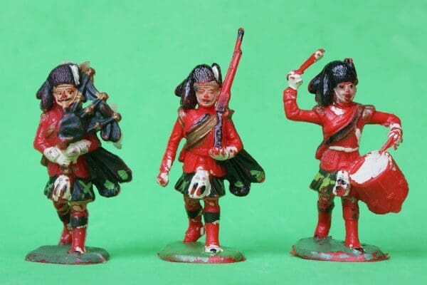 SALE! Cherilea 54mm Highland Bandsmen - DARK Green Bases