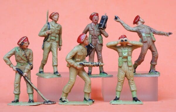NEW! Cherilea 60mm Set of British Paratroopers - SAND Plastic