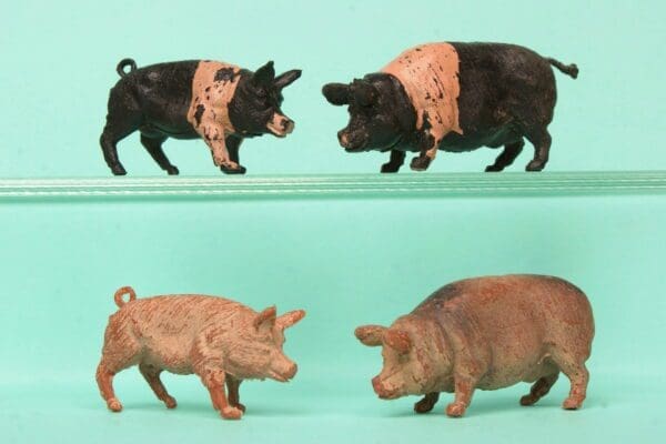 NEW! Crescent Farm Models - Scarce Saddleback Pigs - Image 3