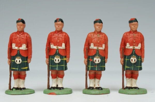 SOLD Herald Highlanders at Attention Loose Set
