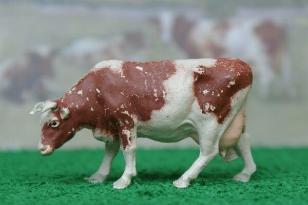 NEW! Herald Ayrshire Cow Feeding (Leg Repaired)