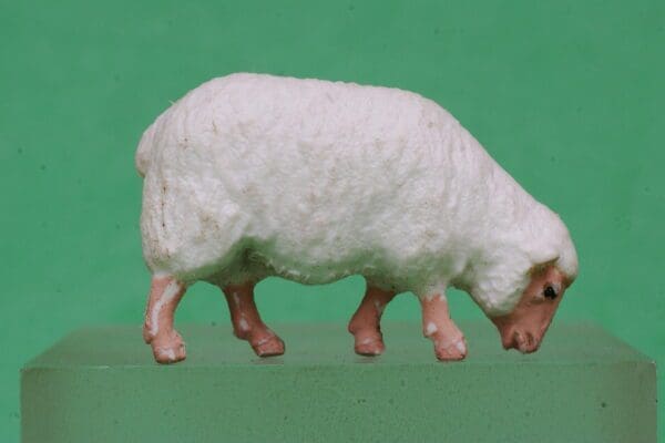 SOLD OUT Britains Lead Mould WHITE Sheep Feeding - RARE!