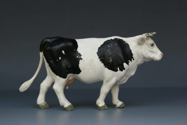 SOLD Britains Lead Mould Cow - Early SMOOTH Plastic