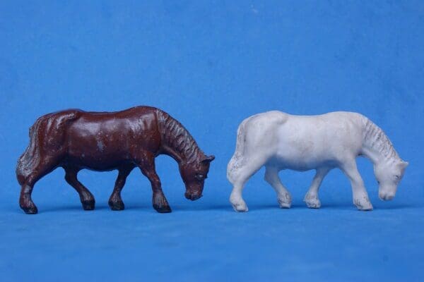 SOLD Timpo Shire Horse Feeding (Lead Mould) - WHITE Plastic! - Image 3