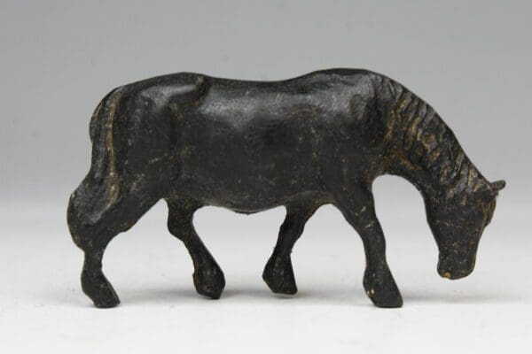 Timpo Shire Horse Feeding (Lead Mould) - BLACK Plastic!