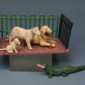 Britains Mini-Set Lions in Cage Scenic Models, Unboxed