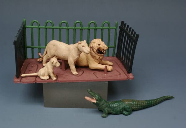 Britains Mini-Set Lions in Cage Scenic Models, Unboxed