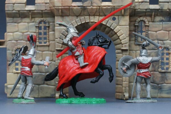 Timpo Solid Plastic Medieval Knights, Mounted & Foot (RED) - Image 2