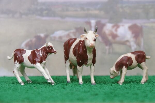 Herald Ayrshire Standing Cow & Calves - Loose Set - Image 2