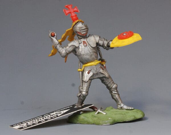 Swoppet C15th Knight with Axe - Maltese Cross Crest - Image 3