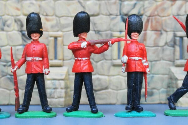 Timpo Swoppet 1st Series British Guards – Full Set of Figures - Image 3