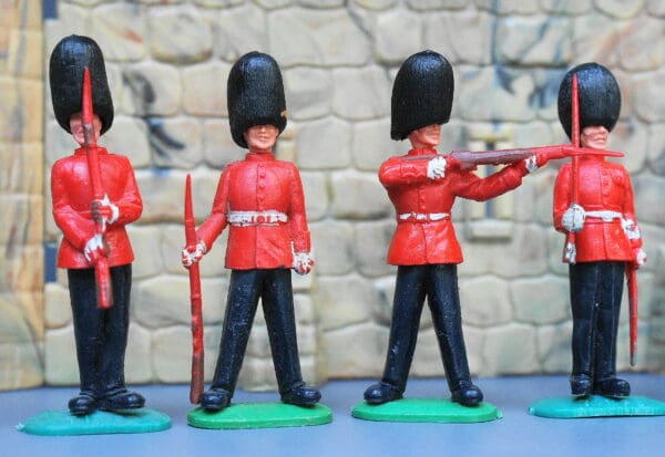 Timpo Swoppet 1st Series British Guards – Full Set of Figures - Image 2