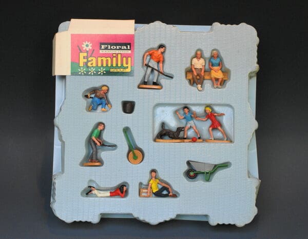 Britains Floral Garden Family Box Set - Image 2