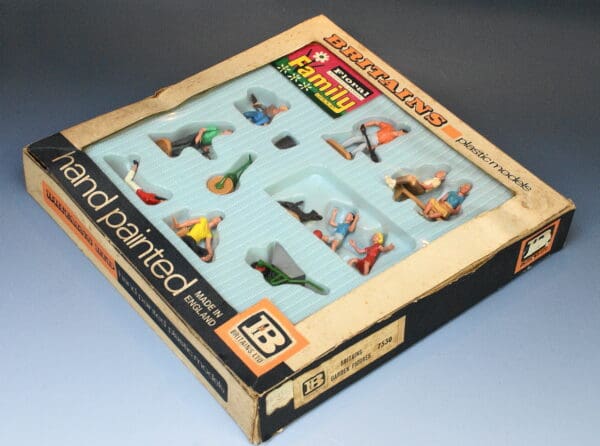 Britains Floral Garden Family Box Set - Image 4