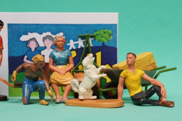 Britains Floral Garden Family Group (Part-set) - Image 3