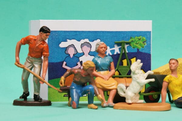 Britains Floral Garden Family Group (Part-set) - Image 2