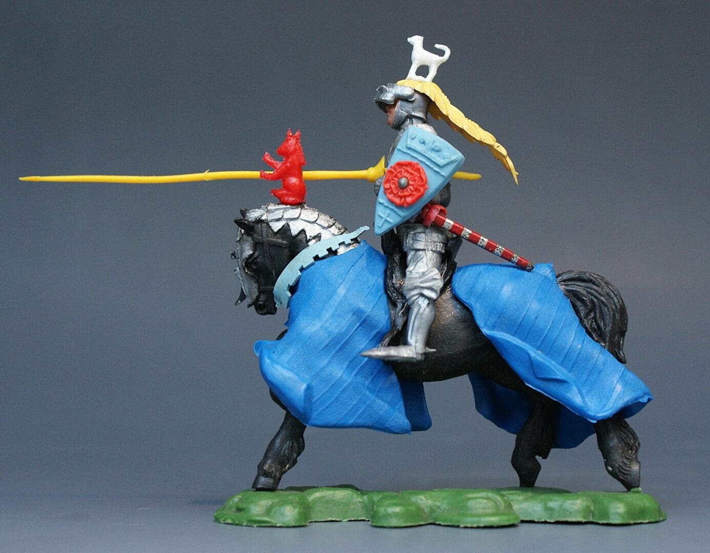 Swoppet C15th Mounted Knight Charging - YELLOW Lance