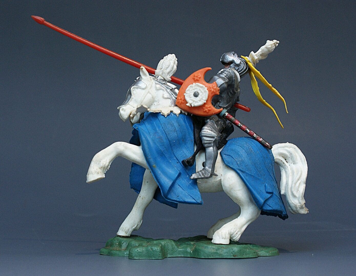 Swoppet C15th Mounted WHITE Knight Defending - ROYAL BLUE Blanket