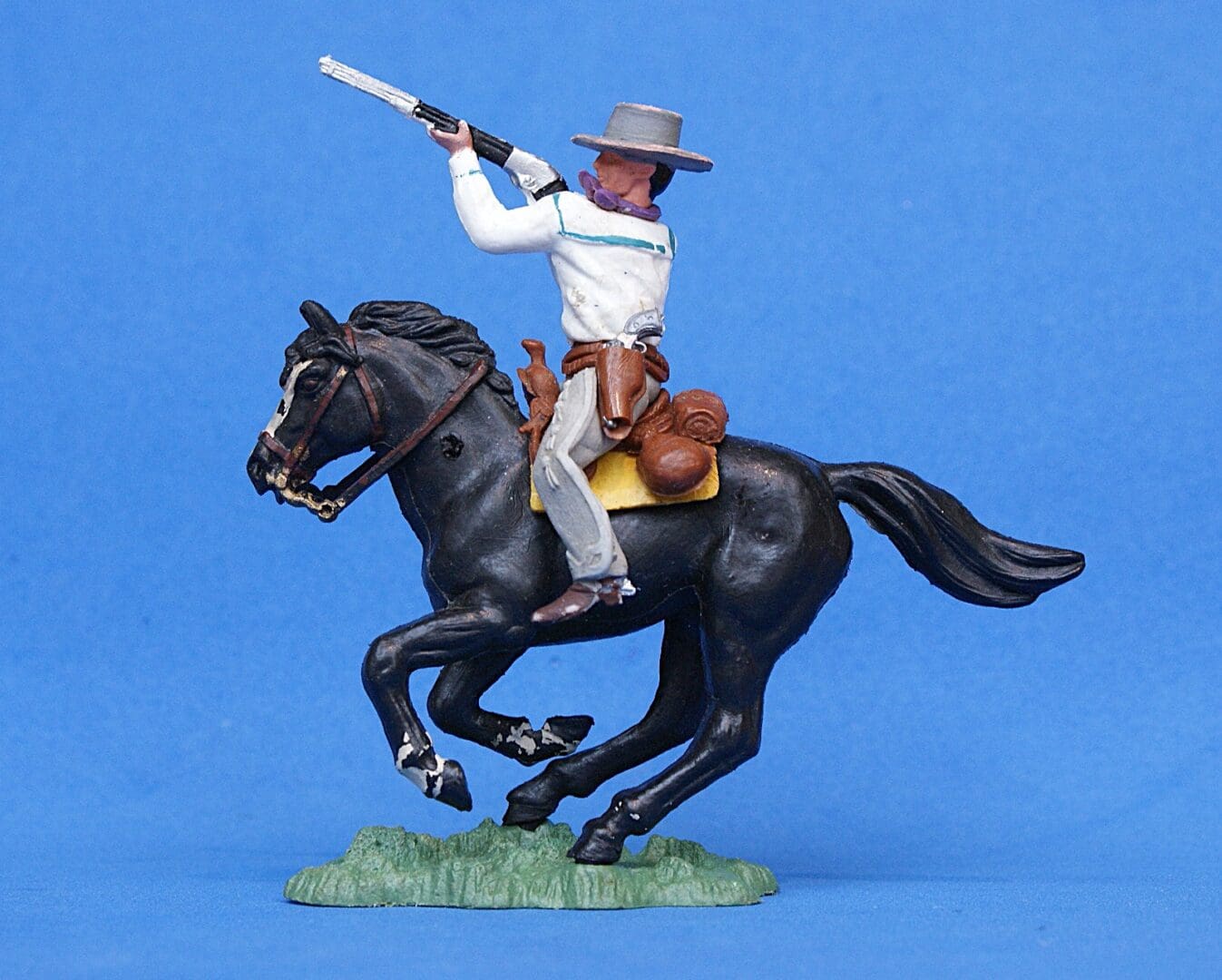 Swoppet Cowboy Firing Rifle Mounted - WHITE Torso (1958 Issue)
