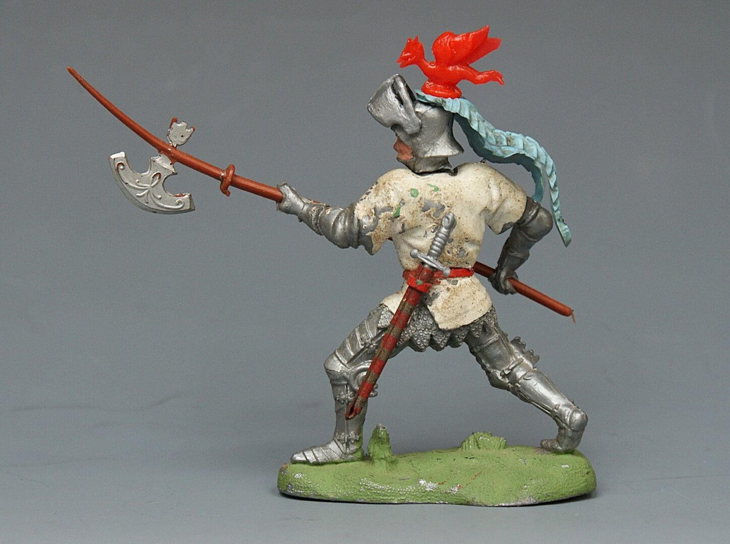 Swoppet C15th Knight with Pole-axe (White Tunic) - Image 2