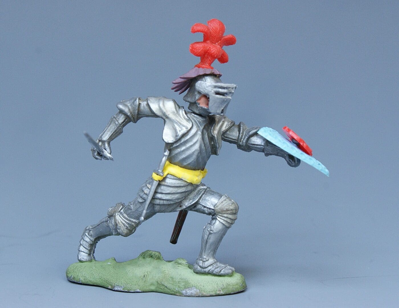 Swoppet C15th Knight Attacking with Sword (Red Crest)