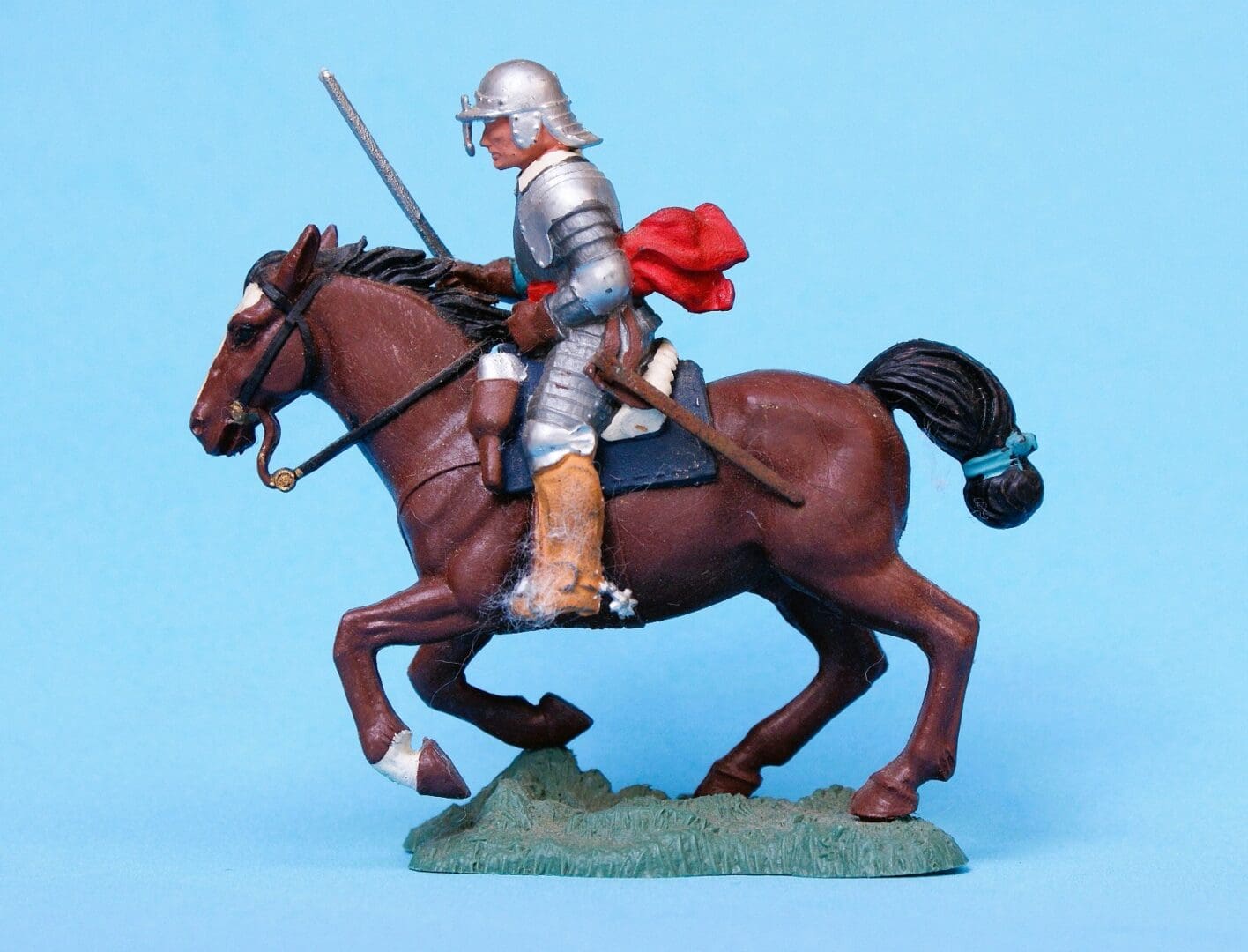 ECW Roundhead Officer, Mounted - Brown Horse (SMOOTH Plastic)